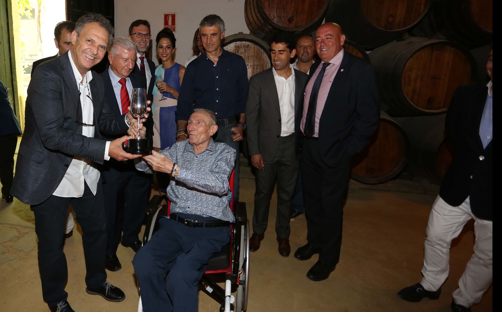 Roberto Alés entrega a Joaquín Caparrós el Catavino de Plata que lleva su nombre.