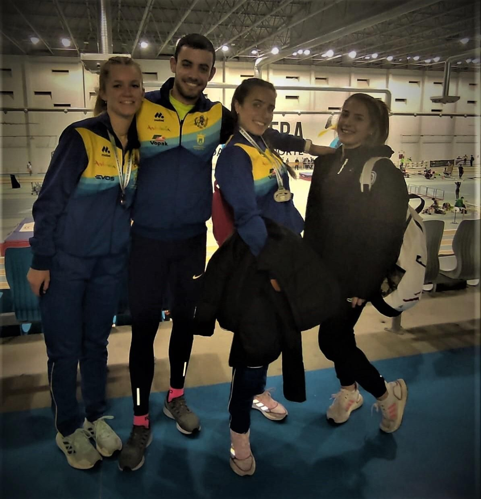 Las atletas de Isla Cristina, Alba Pérez, Julia García, Eva Cárdenas, junto a Ángel Real.