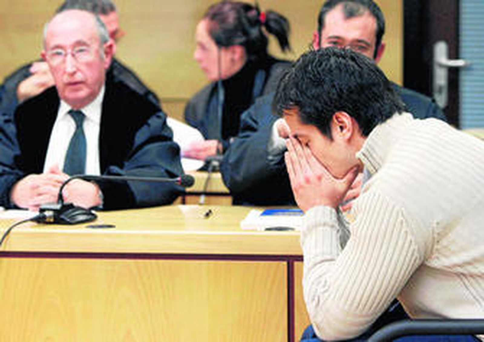 Yllanes escuchó la decisión del jurado con la cara entre sus manos.