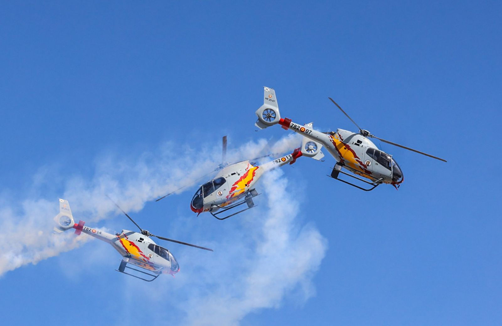 Fotografías de la exhibición aérea de la Patrulla Acrobática de Paracaidismo del Ejército del Aire 'Papea' y de la Patrulla Acrobática de Helicópteros 'ASPA'  en los actos de homenaje al centenario del Plus Ultra presidido por S.M. el Rey Felipe VI