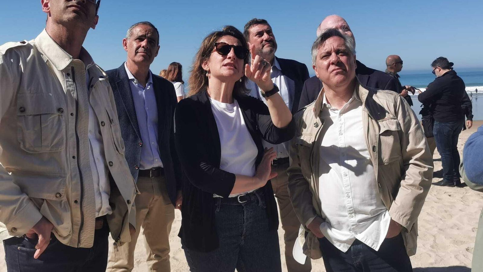 La ministra, junto al candidato del PSOE a la Alcadía, Óscar Torres, y el subdelegado del Gobierno, José Pacheco.