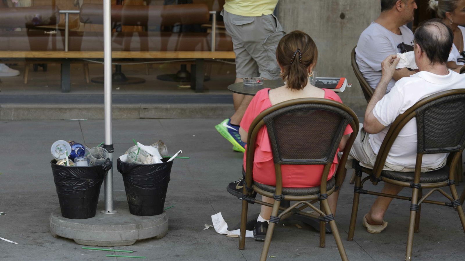 1-Una terraza de veladores de un bar del centro de Sevilla con sus correspondientes papeleras para los residuos.