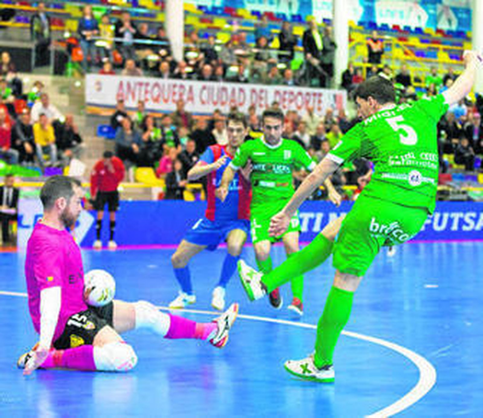 El disparo de Miguel se estrella en el cuerpo del guardameta del Levante.