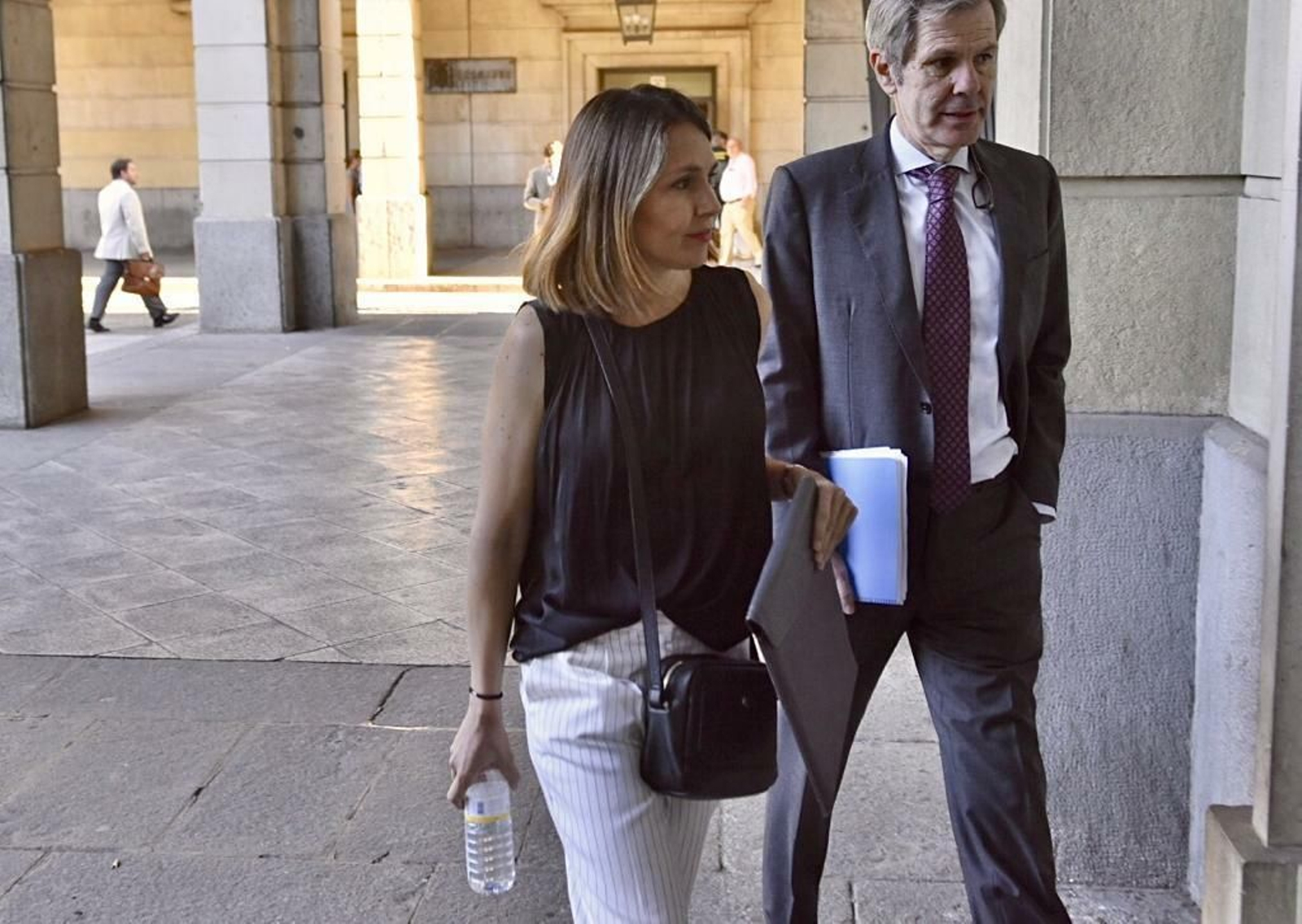 La ex presidenta de Invercaria Laura Gómiz, con su abogado, Adolfo Cuéllar, llega a la Audiencia.