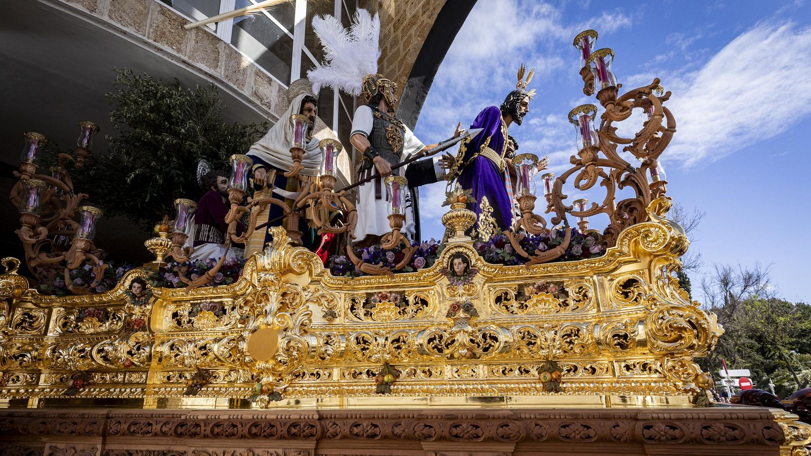 En imágenes,  El Prendimiento de San Fernando tuvo que volverse a su templo entre lágrimas y lluvia