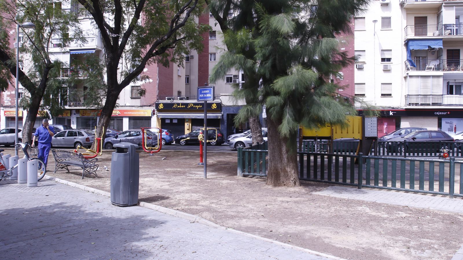 La glorieta se sitúa en la calle Vigen de Luján.