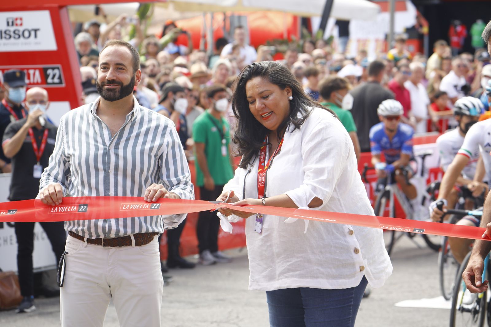 La alcaldesa de Montoro, Dolores Amo, corta la cinta de salida de la Vuelta a España.