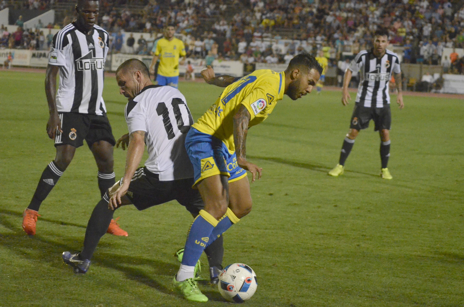 El albinegro Sergio Molina y el amarillo Jonathan Viera, en una disputa del Trofeo jugado anoche en La Línea.