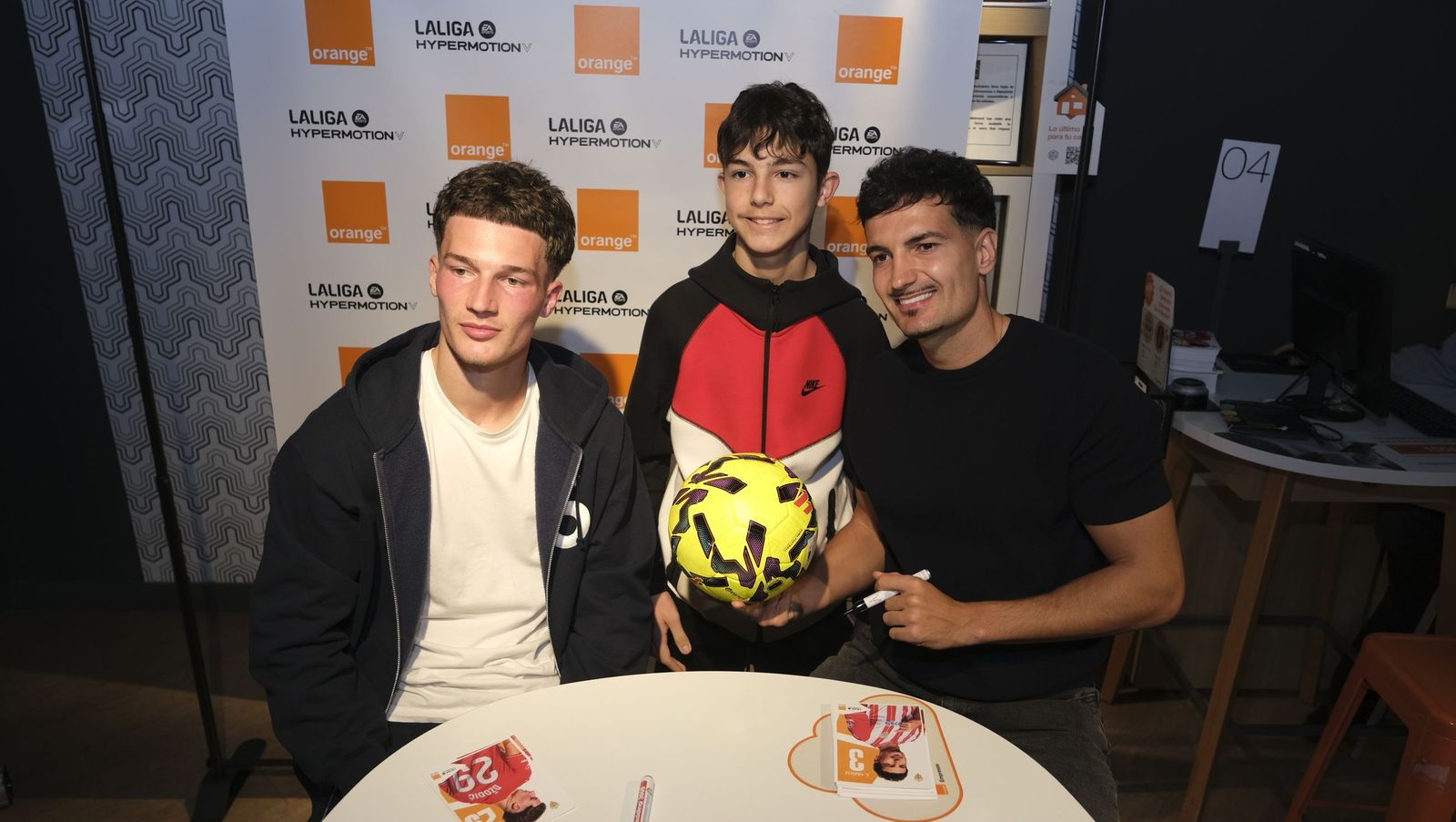 Búscate en las fotos de la firma de los jugadores de la U.D. Almería en la tienda Orange
