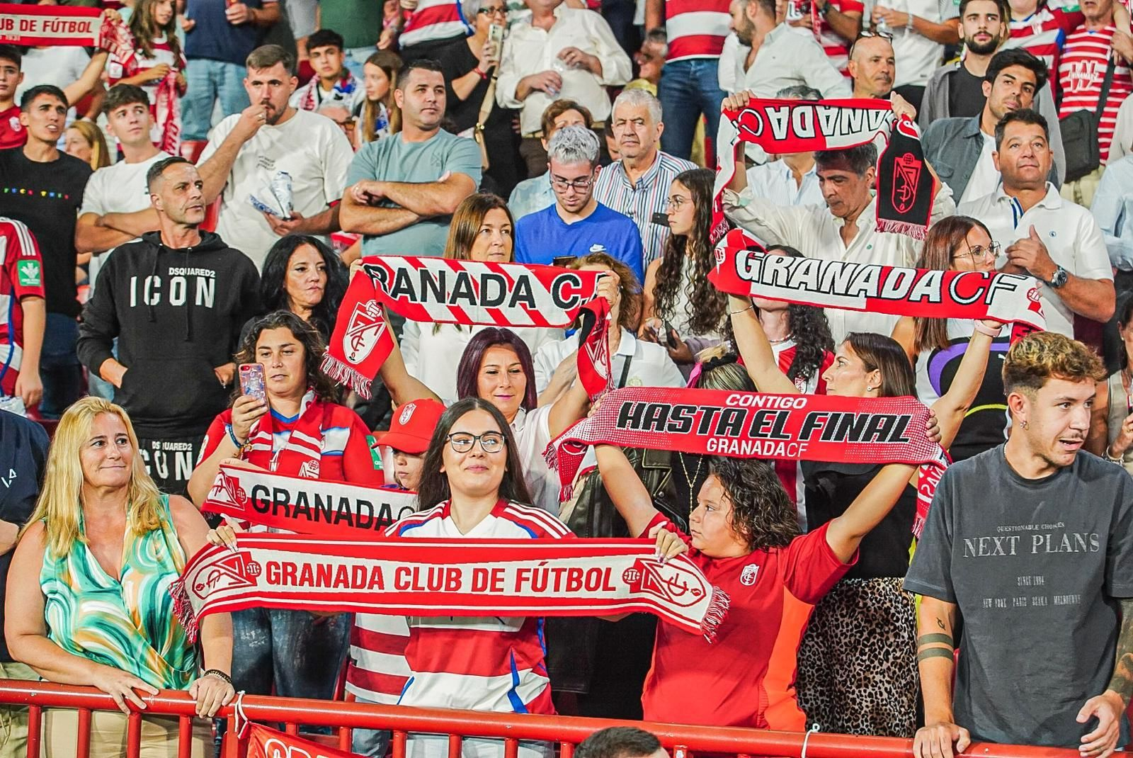 Encuéntrate en la grada de Los Cármenes en el Granada-Málaga