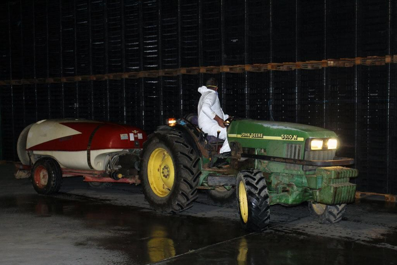 Uno de los tractores usados en las tareas de desinfección.