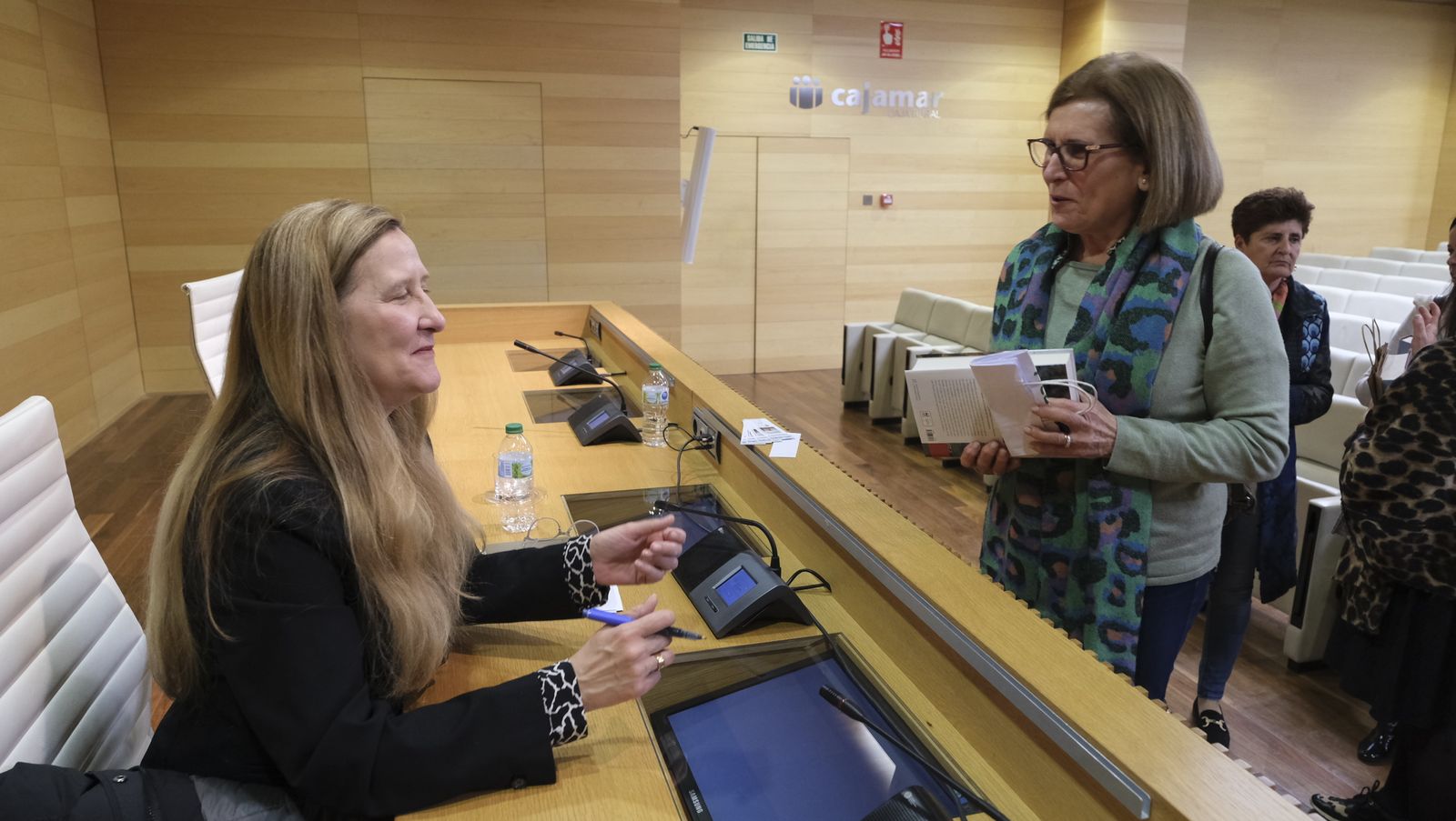 Imágenes del Diario de los Libros con la escritora ganadora del Premio Planeta 2022, Luz Gabás