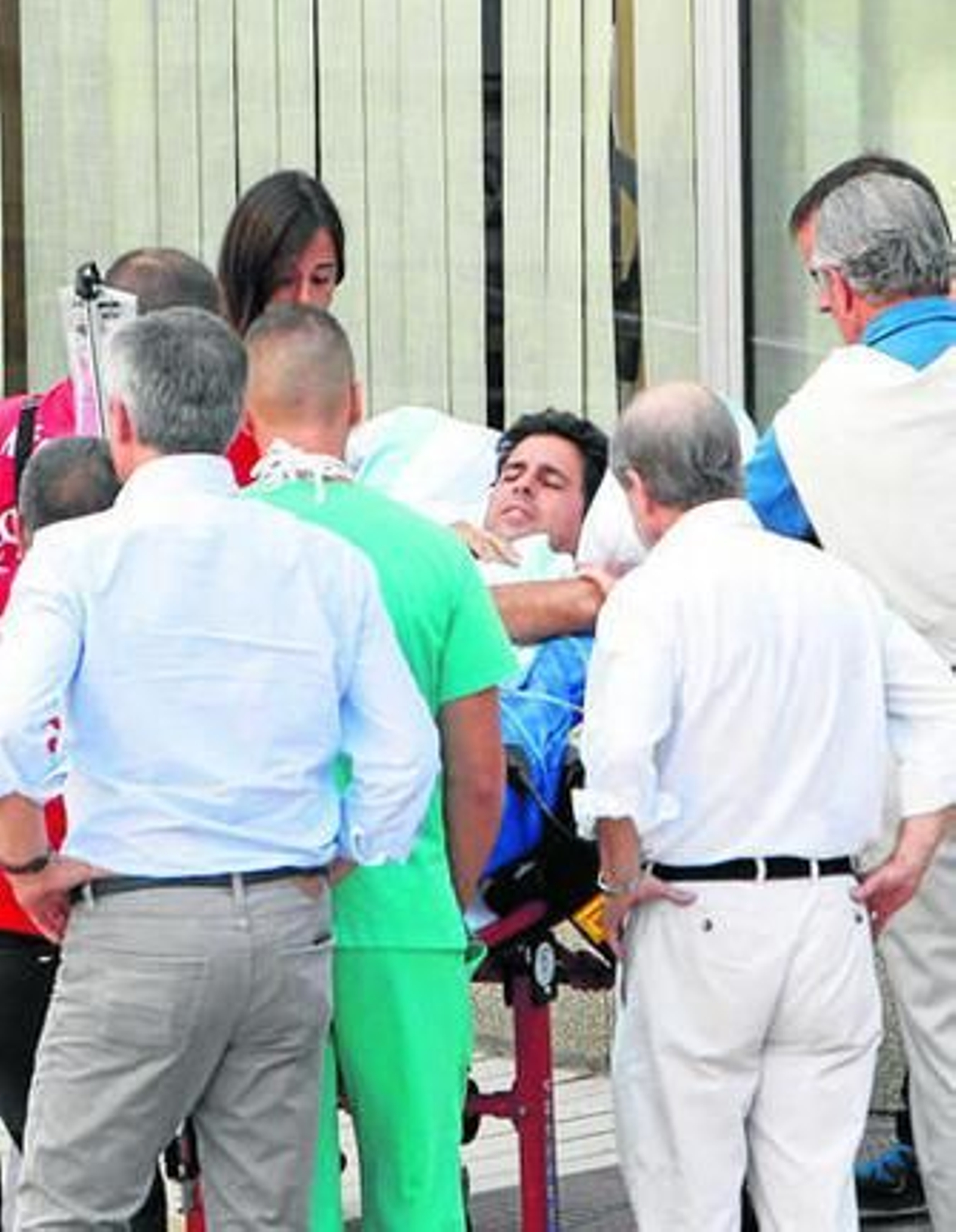 Francisco Rivera, a su llegada ayer a la Clínica Quirón de Zaragoza, donde permanece ingresado.