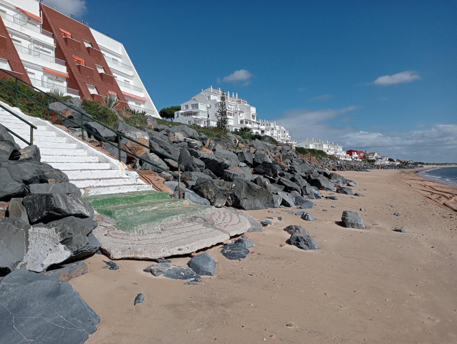 Imágenes de la playa de El Portil tras el temporal de viento y lluvia de ayer en Huelva