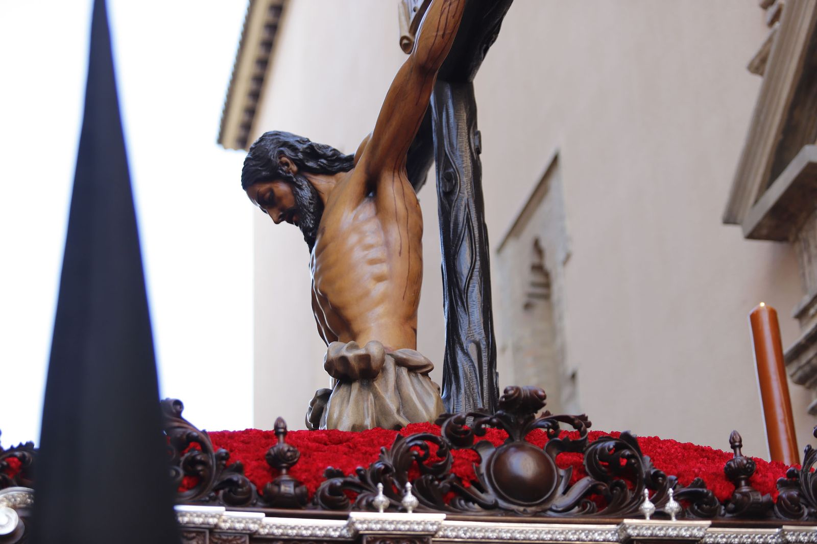 La Hermandad de la Buena Muerte procesiona por las calles de Huelva