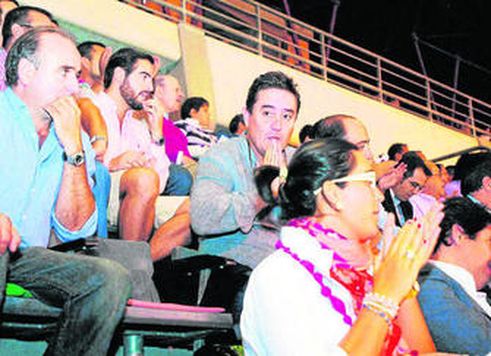 El poeta granadino Luis García Montero durante un partido de fútbol en Los Cámenes.