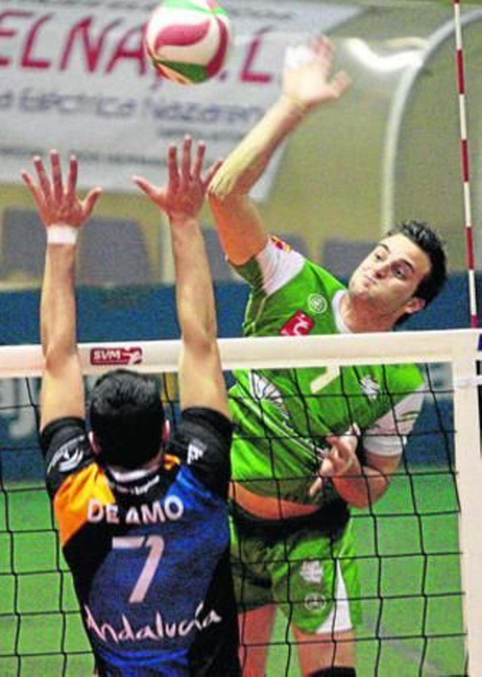 De Amo intenta obstruir el remate de Gustavo Delgado.