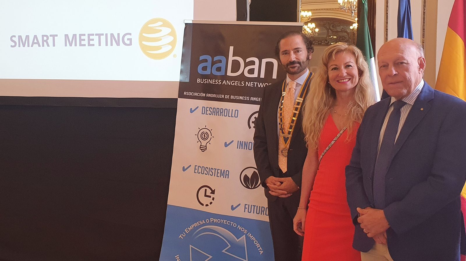 Javier Vilaplana, presidente de Rotary Club Sevilla Corporate; María Luisa García, presidenta de Aaban, y Pedro Valenzuela presidente de Smart Meeting.