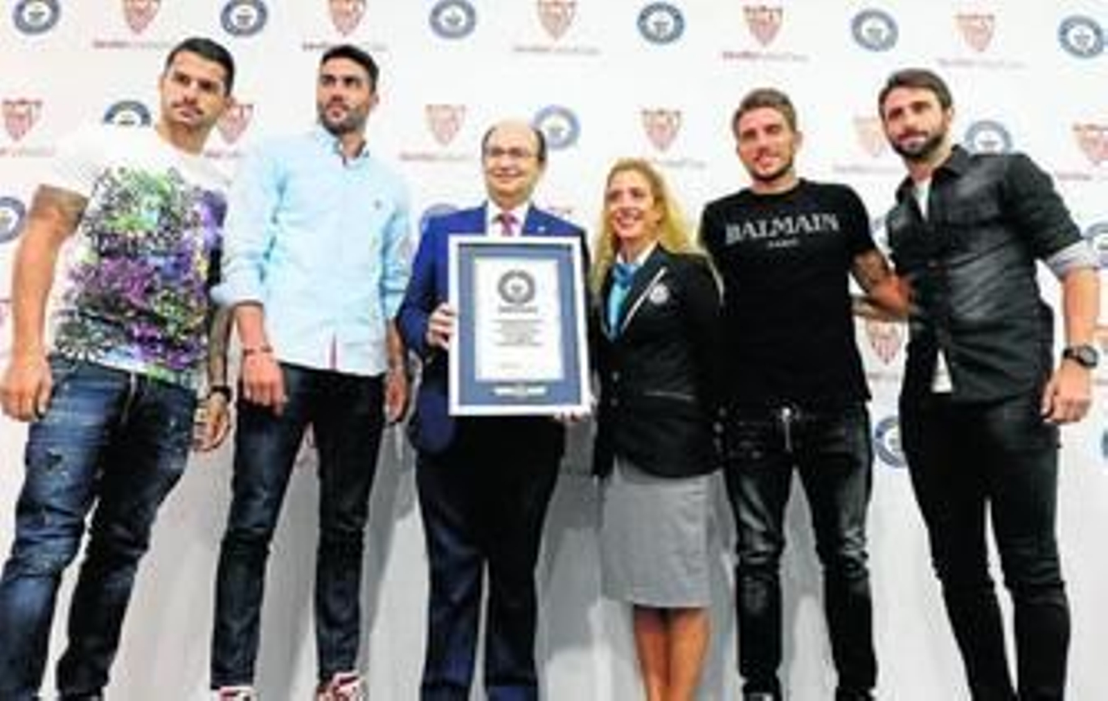 Castro posa con la acreditación Guinness y sus cuatro capitanes.