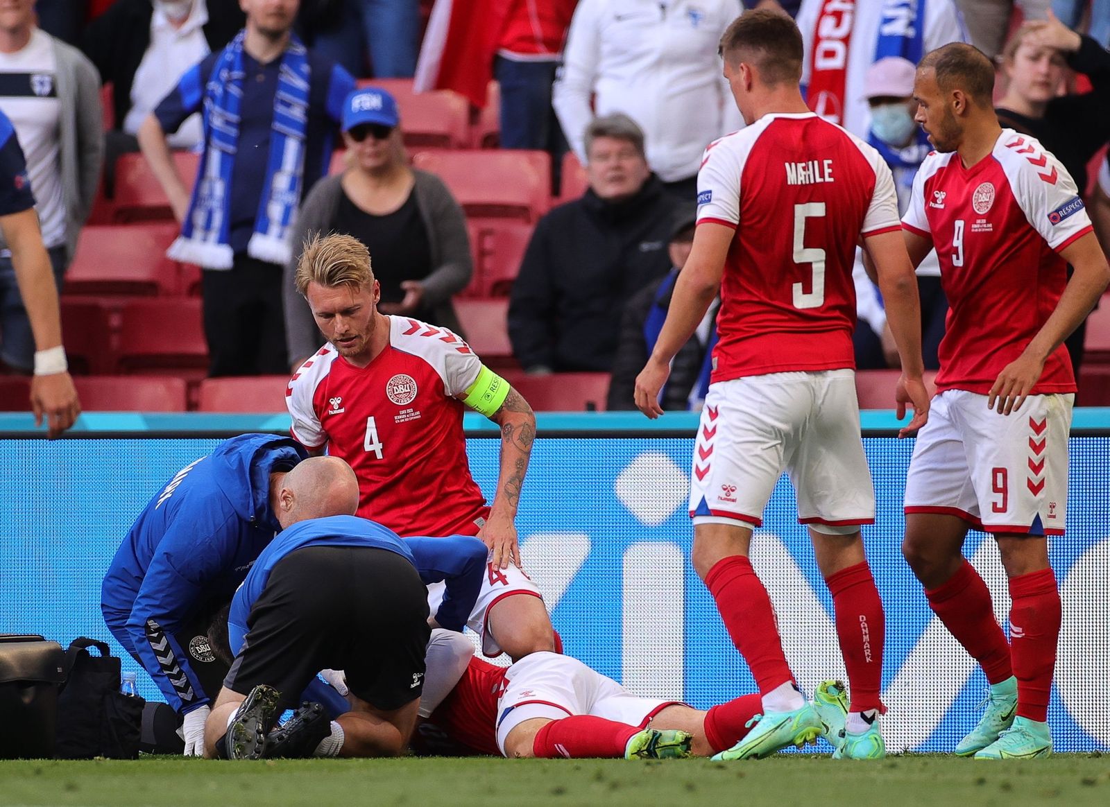 Kjaer, atendiendo a Eriksen junto a los médicos.