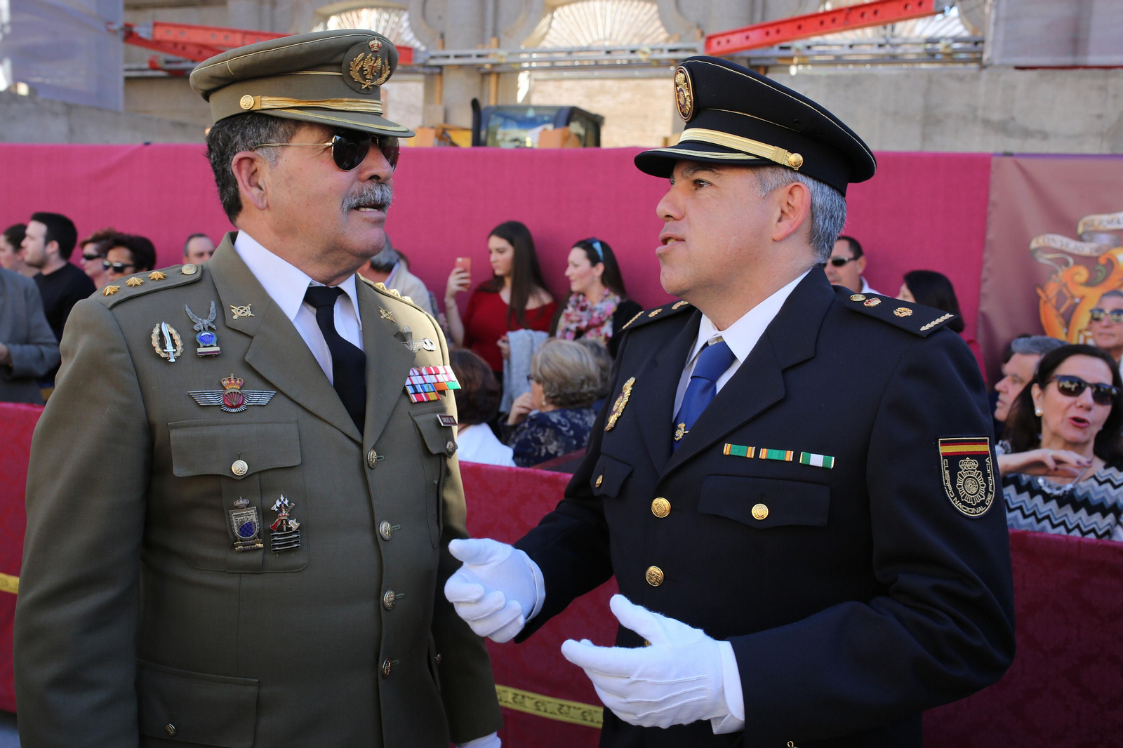 Ambiente  para recibir a la Legión en las calles de Huelva