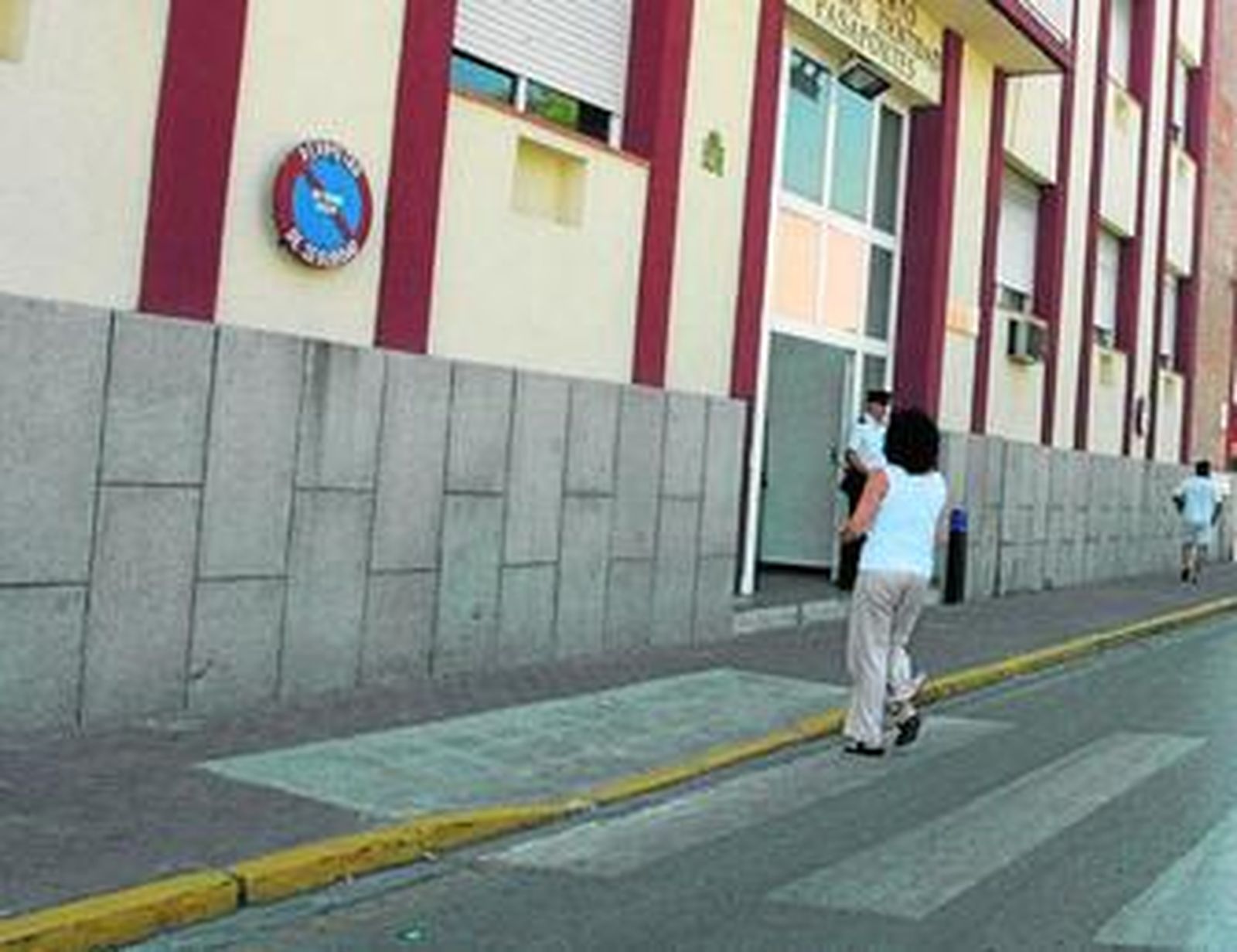 Una mujer pasa por delante de la comisaría del Cuerpo Nacional de Policía en una foto de archivo.