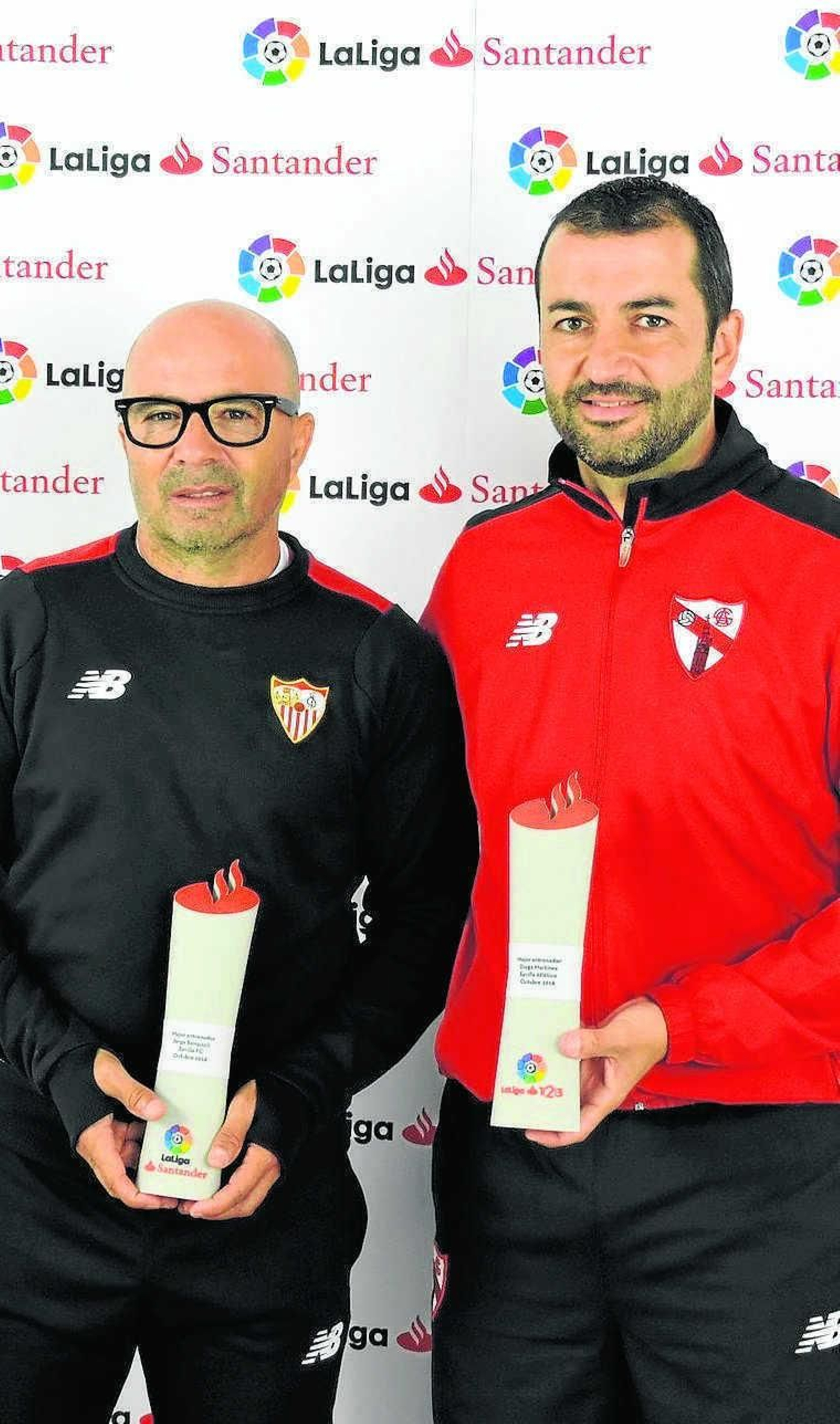 Jorge Sampaoli y Diego Martínez posan con sus respectivos premios.