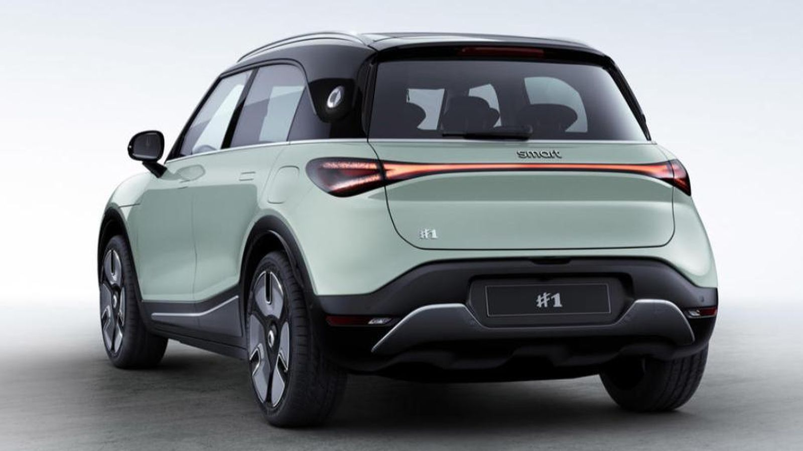 El diseño ha corrido a cargo de Mercedes-Benz, lo que explica algunas soluciones como las de iluminación que evocan a las de los últimos eléctricos de la marca.