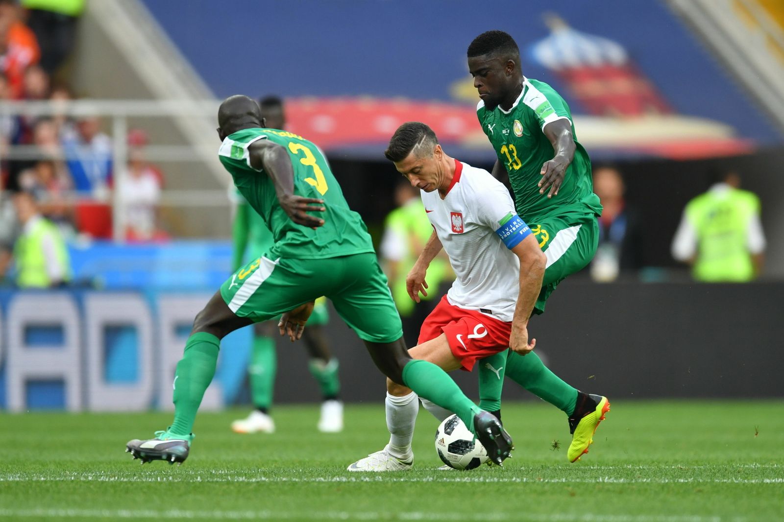 N'Diaye, ante Lewandowski en un partido del Mundial de Rusia.