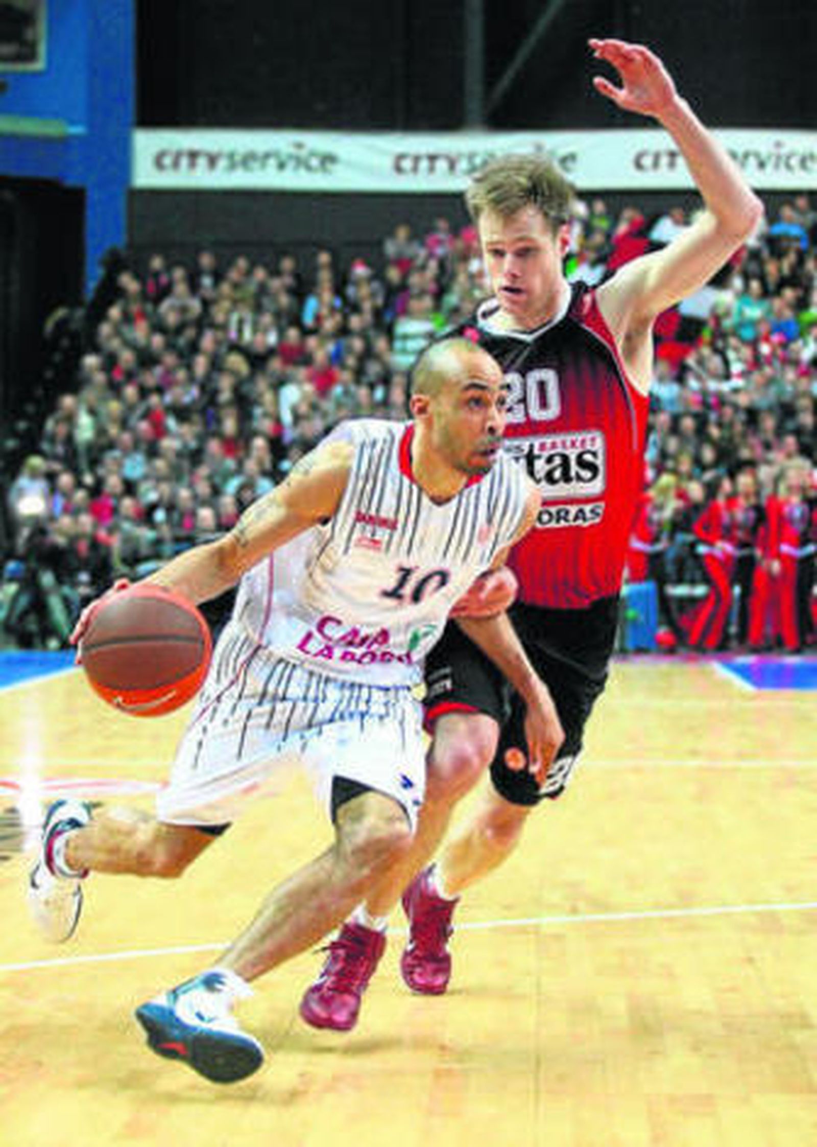 Logan penetra con la defensa de Newley encima.