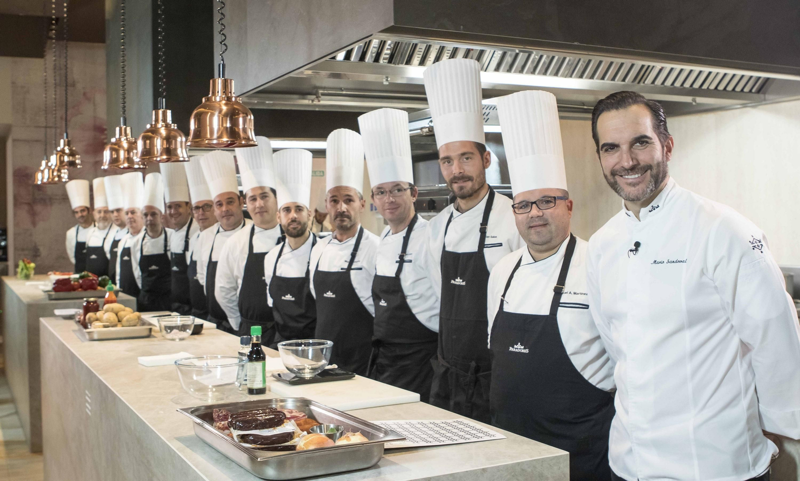 Sandoval, con su equipo del restaurante madrileño Coque.