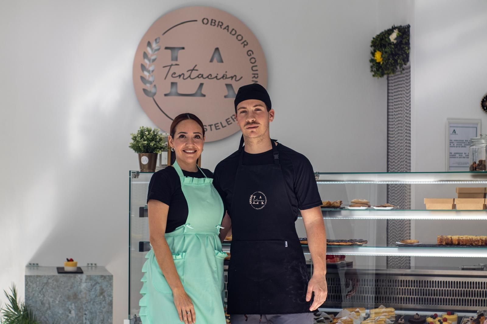 Regina y David en el interior de la pastelería La Tentación, en Sanlúcar. Regina y David en el interior de la pastelería La Tentación, en Sanlúcar.