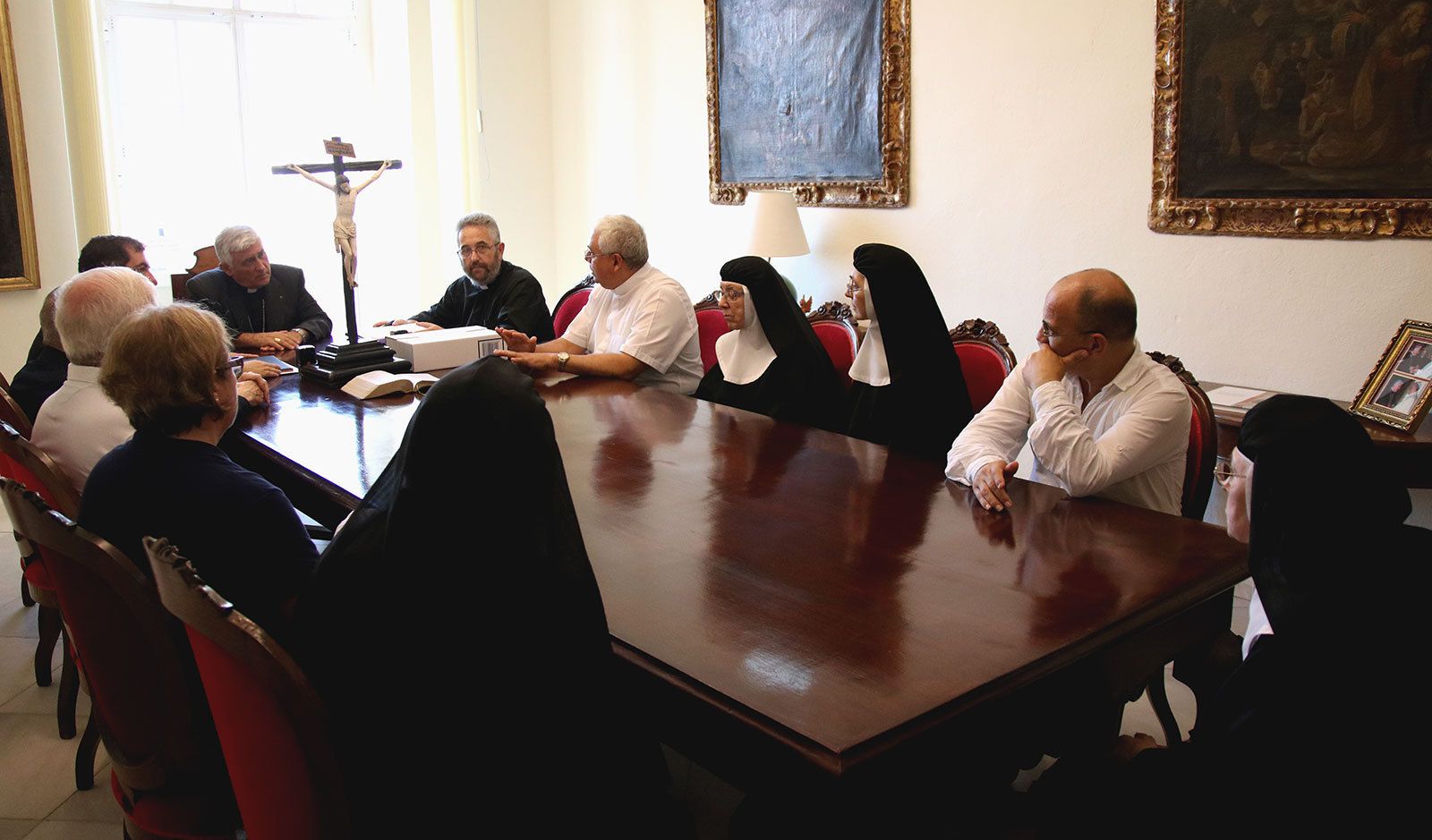 Monjas recoletas y sacerdotes, en la ceremonia de clausura del proceso diocesano del presunto milagro.