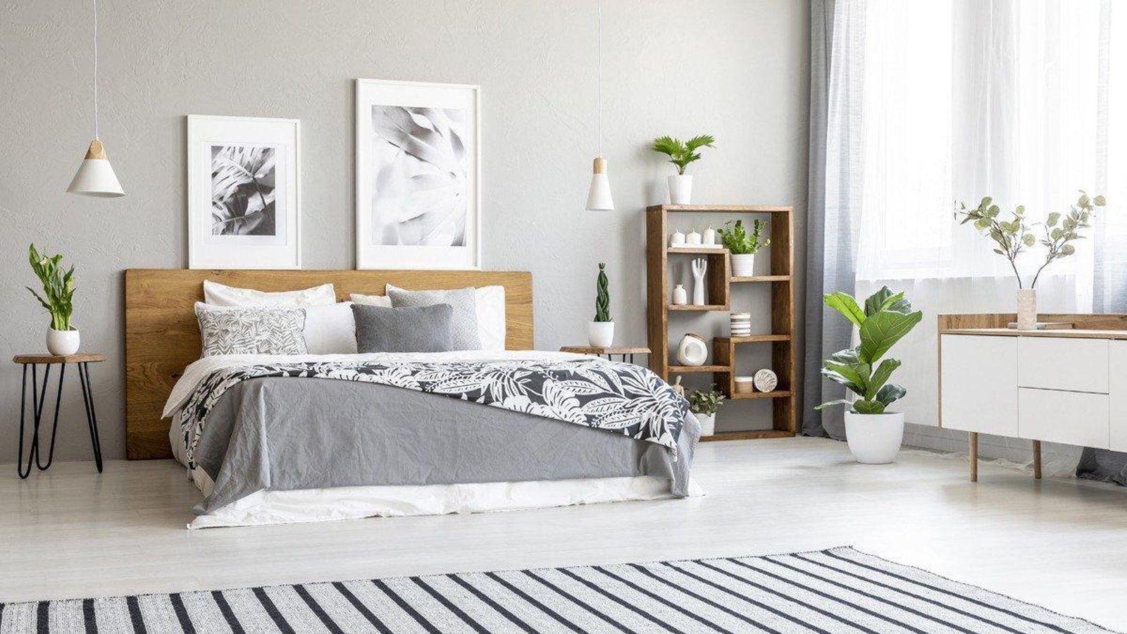 Una cama baja que se convierte en el eje central del dormitorio.