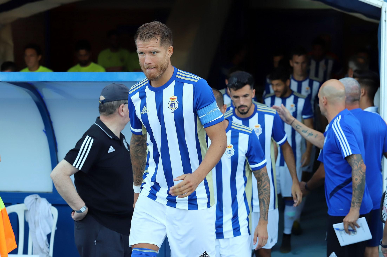 Morcillo sale al campo desde el túnel de vestuarios del Nuevo Colombino durante el partido ante el Talavera, en el que portó el brazalete de capitán recreativista.