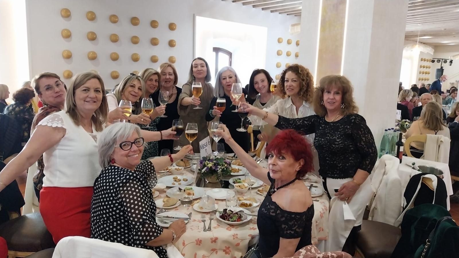 Viky Negreira, Rocío Mínguez, Mara García, Mila Macías, Susana Hervías, Miluca Rodríguez, Ana Andrade, Mari Ángeles Bailén, Lourdes Franco, María Gómez y Bely Conde.