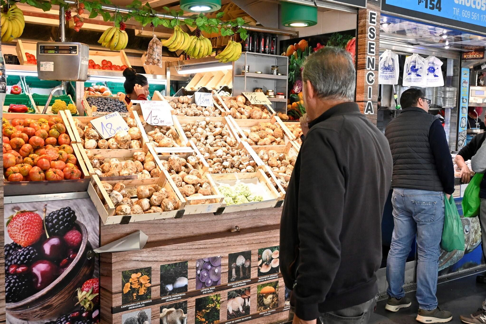 Un hombre observa los precios del Mercado del Carmen en Huelva. Un hombre observa los precios del Mercado del Carmen en Huelva.