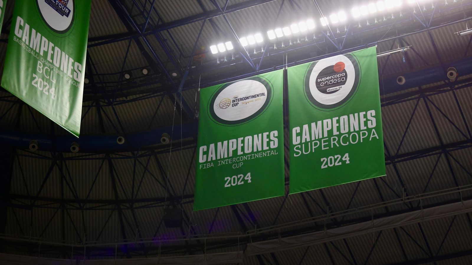 La fiesta previa del Unicaja: Subida de bandera, homenaje a Toñi García, nuevo videomarcador...