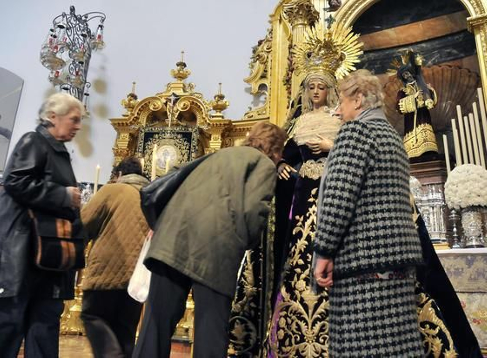 La Virgen del Mayor Dolor y Traspaso en besamano, con el Gran Poder de fondo.

Foto: Juan Carlos Vázquez