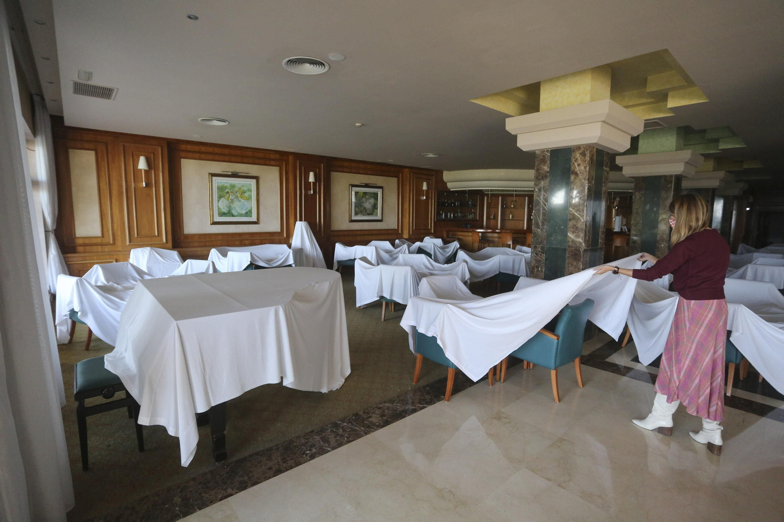 Sábanas blancas visten el hotel Amaragua de Torremolinos, cerrado por el coronavirus, en fotos