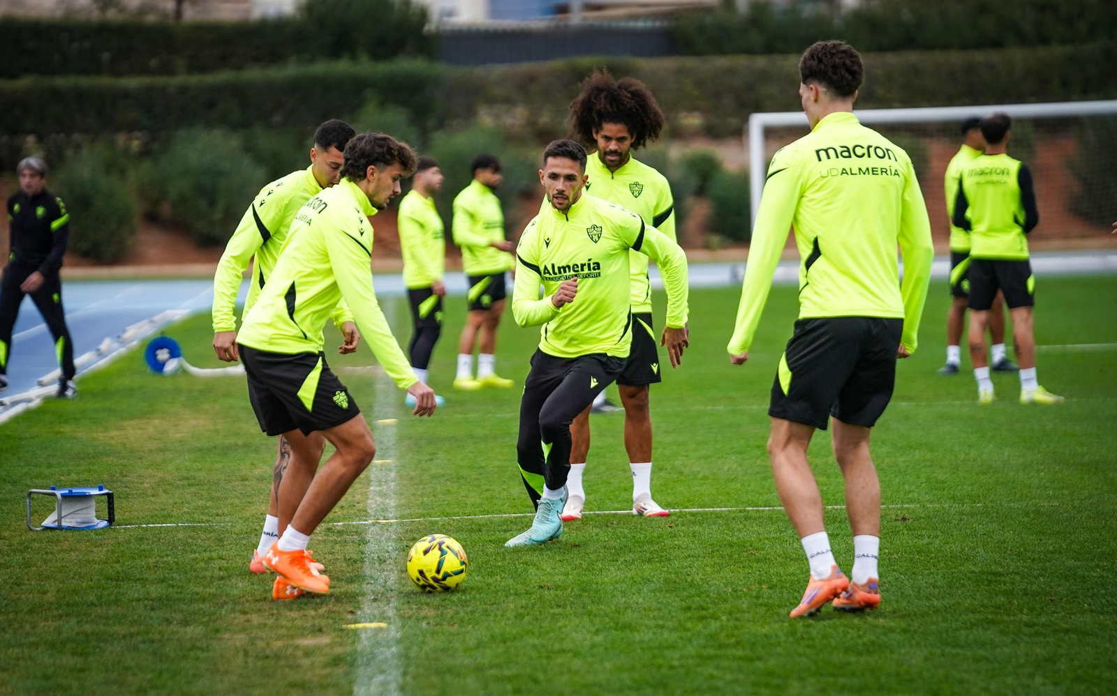 Los rojiblancos realizan un rondo durante un entrenamiento desarrollado en el Anexo.