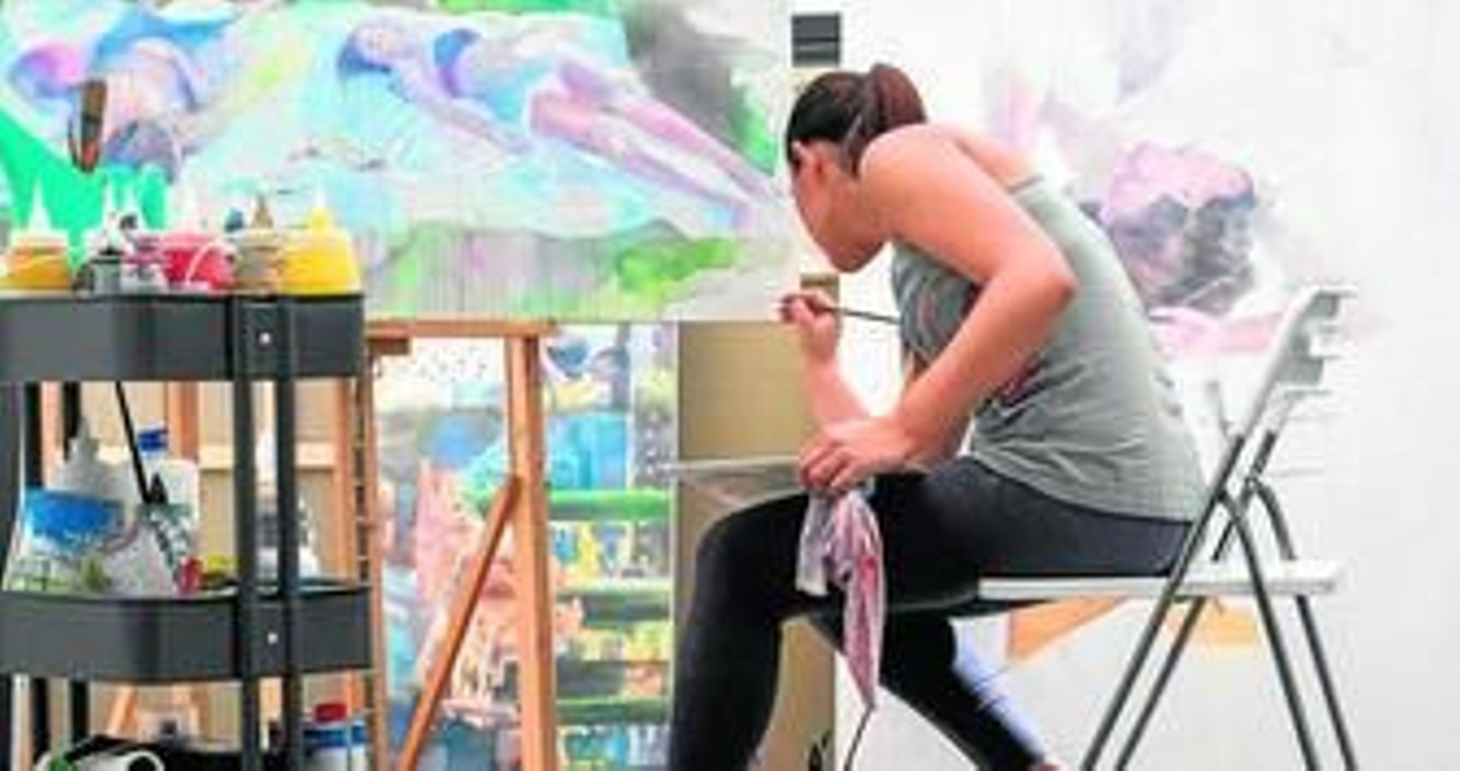 Virginia Saldaña pinta las obras que presentará en Nueva York.