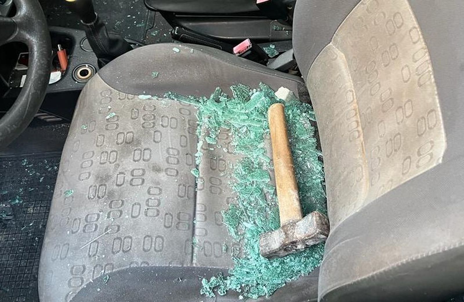 Destrozos en uno de los vehículos de Montemayor.