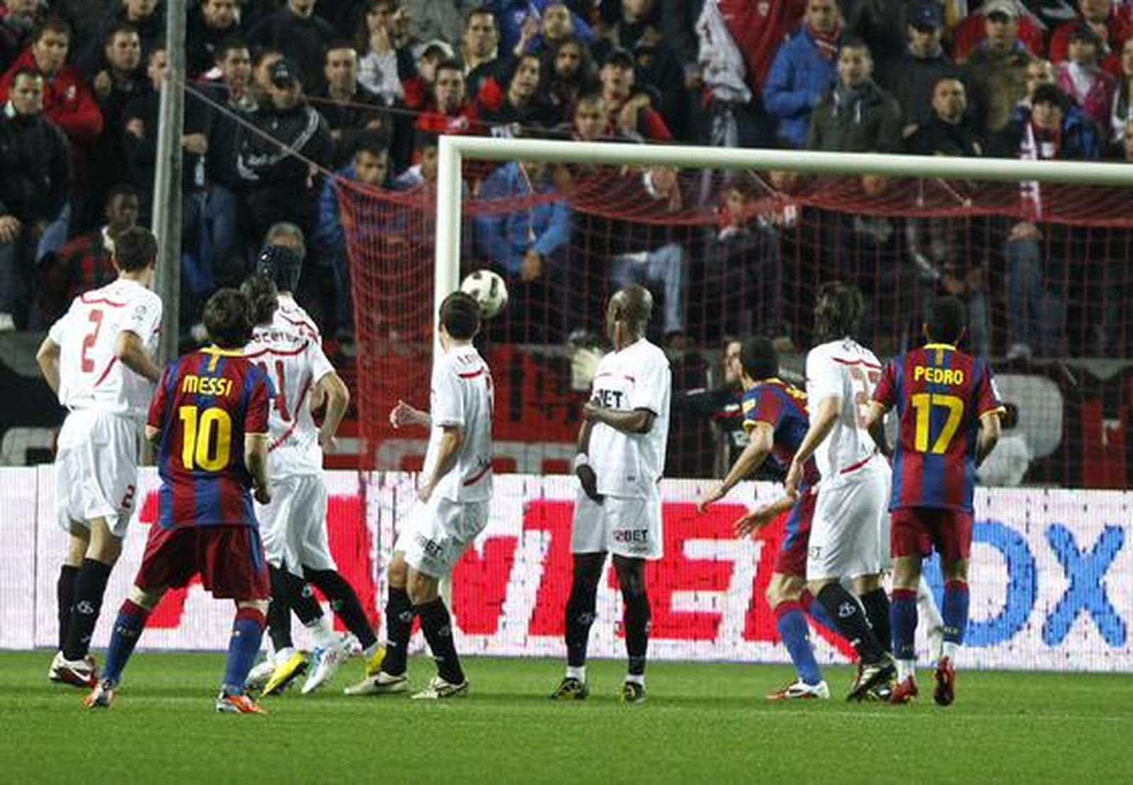 El Sevilla consigue sacar un punto ante el Barcelona en el Sánchez Pizjuán. / Antonio Pizarro