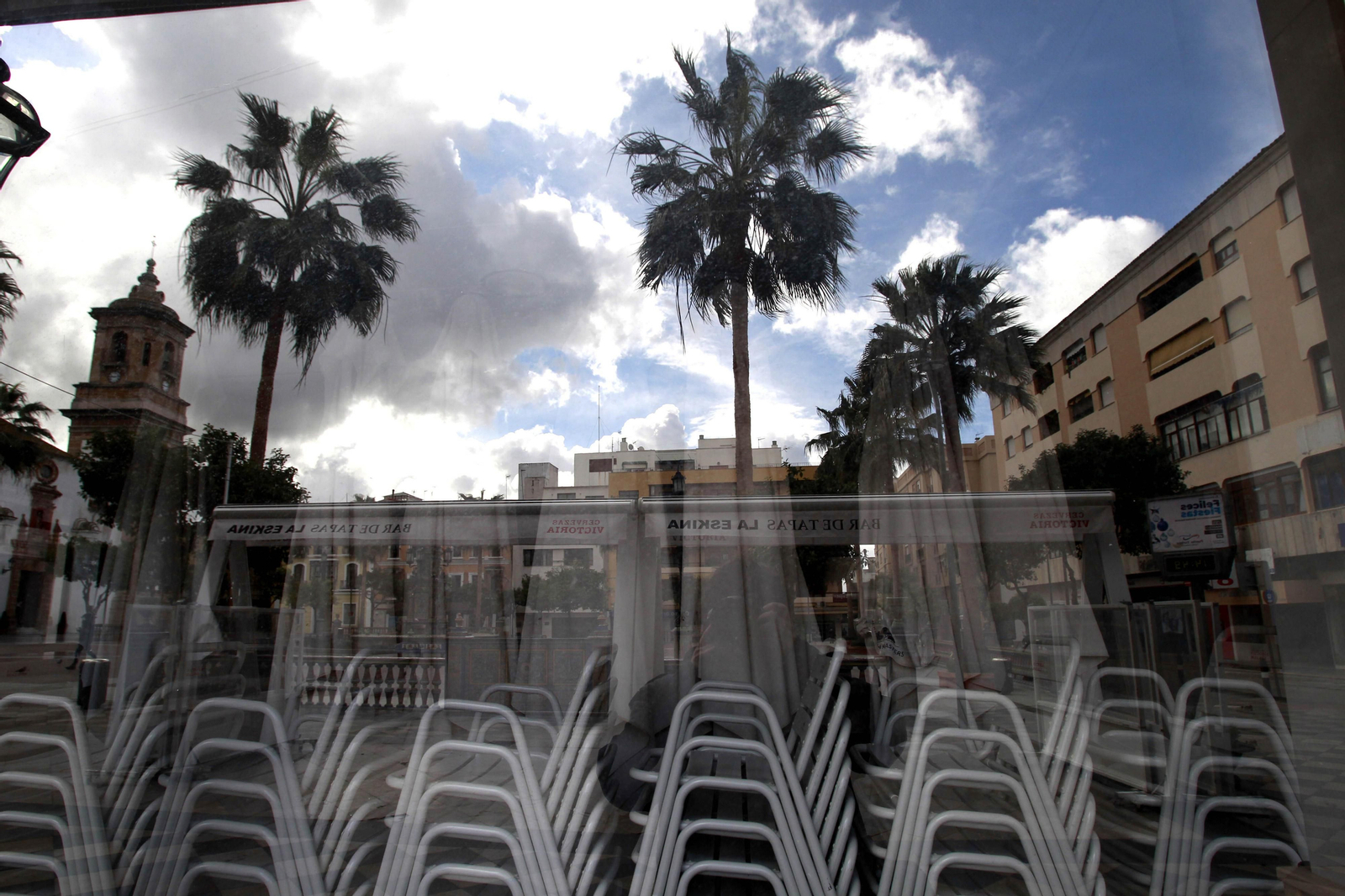 Una terraza recogida, en la Plaza Alta de Algeciras.
