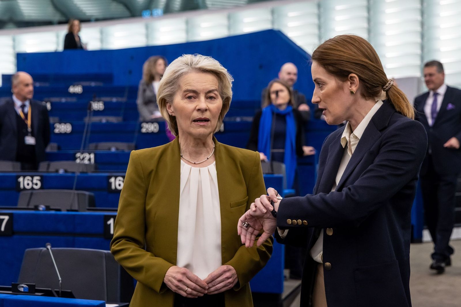 La presidenta de la Comisión Europea, Ursula von der Leyen (izq.), habla con la del Parlamento Europeo, Roberta Metsola, en la sede de la Eurocámara en Estrasburgo.