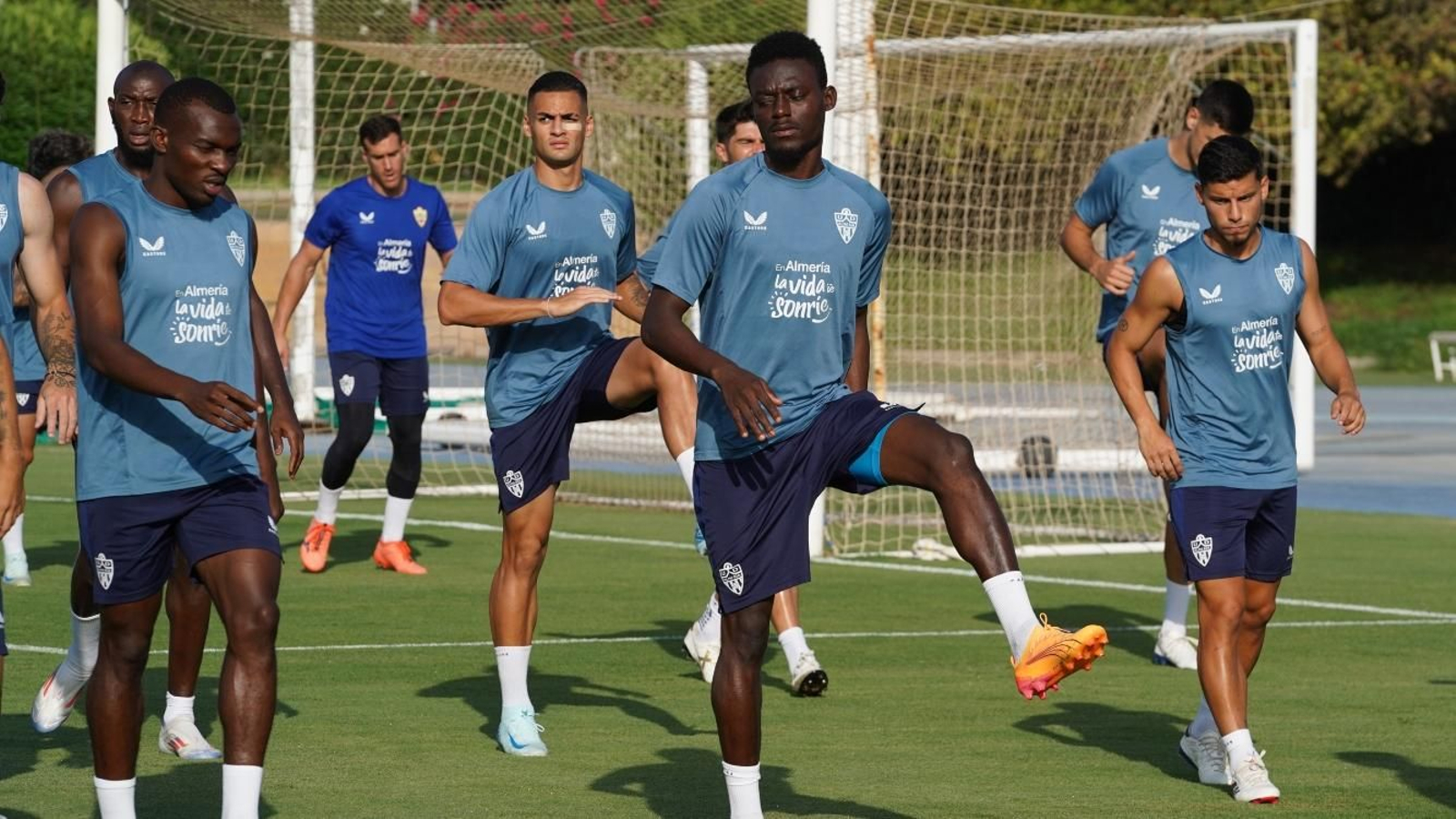 Iddrisu Baba entrena con el resto de sus compañeros con Bruno Langa a su derecha.