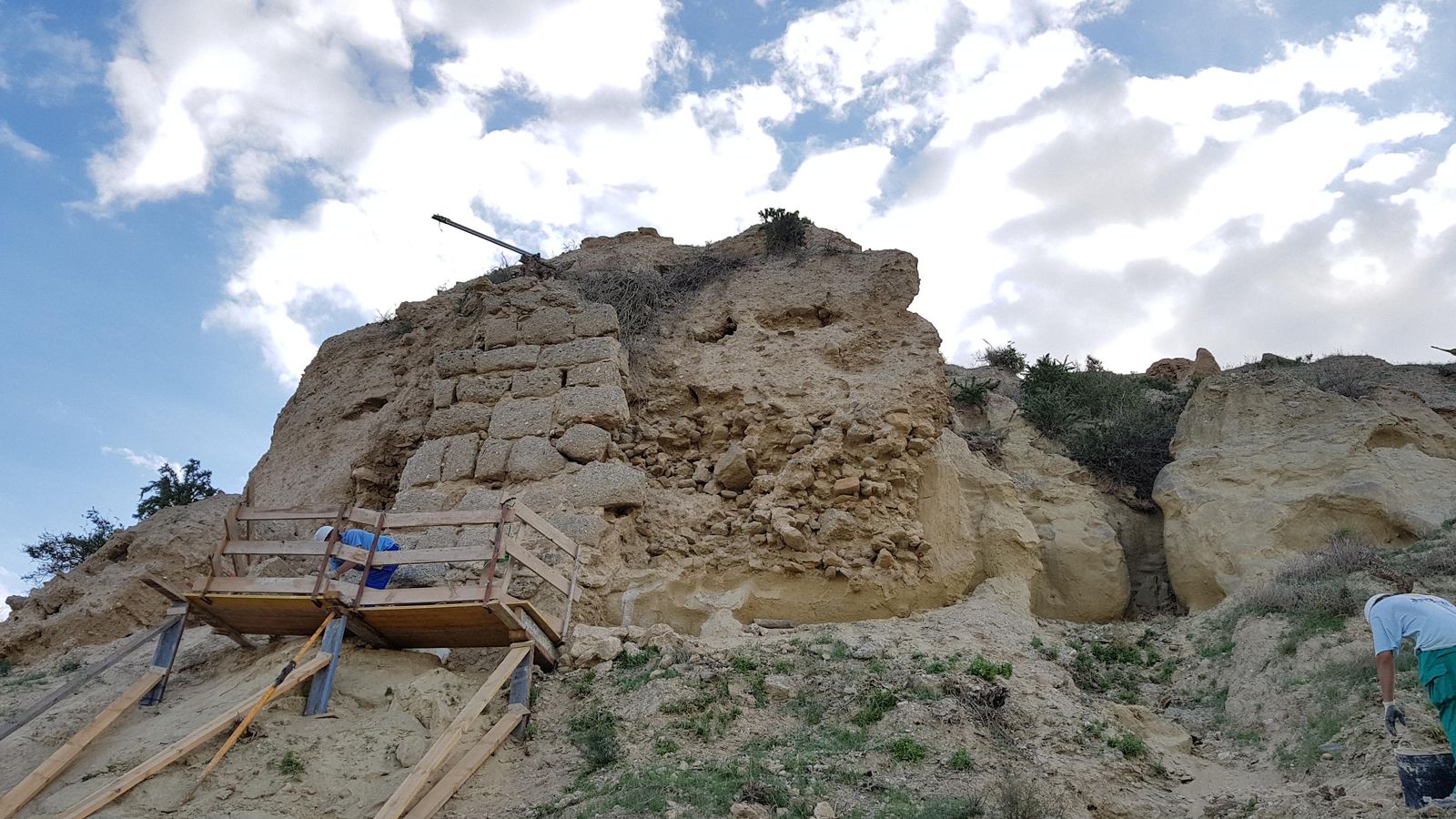 Trabajos en uno de los restos de muro.