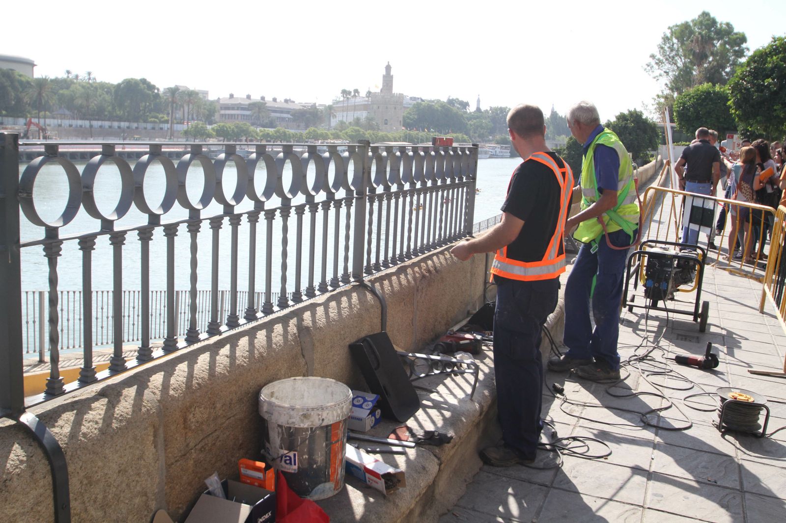 Colocación del vallado de la calle Betis a finales de agosto de 2015.