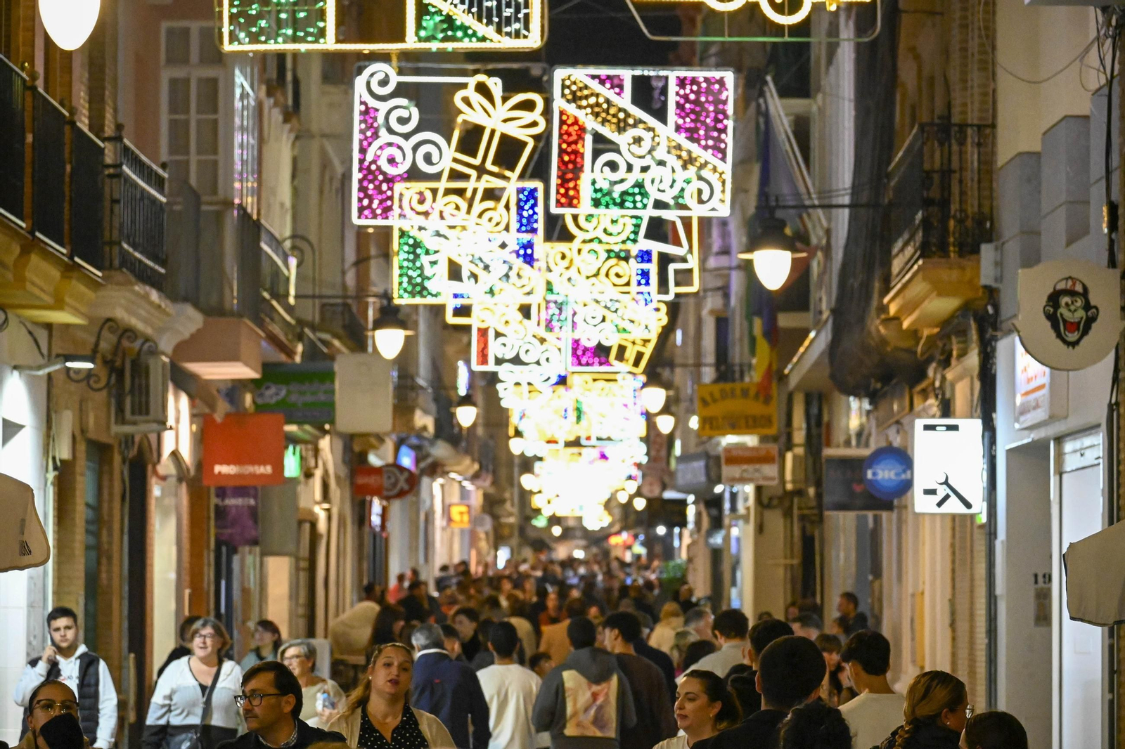 Imágenes de la nevada y alumbrado navideño en Huelva